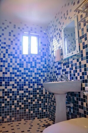 Standard Quadruple Room | Bathroom | Shower, rainfall showerhead, free toiletries, hair dryer