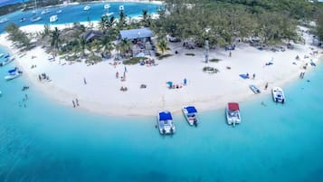 Plage, chaises longues, serviettes de plage