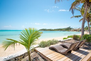 En la playa, camastros y toallas de playa 