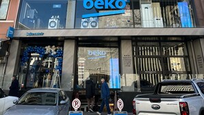 Ein mehrstöckiges Gebäude mit einem 'beko'-Geschäft im Erdgeschoss.