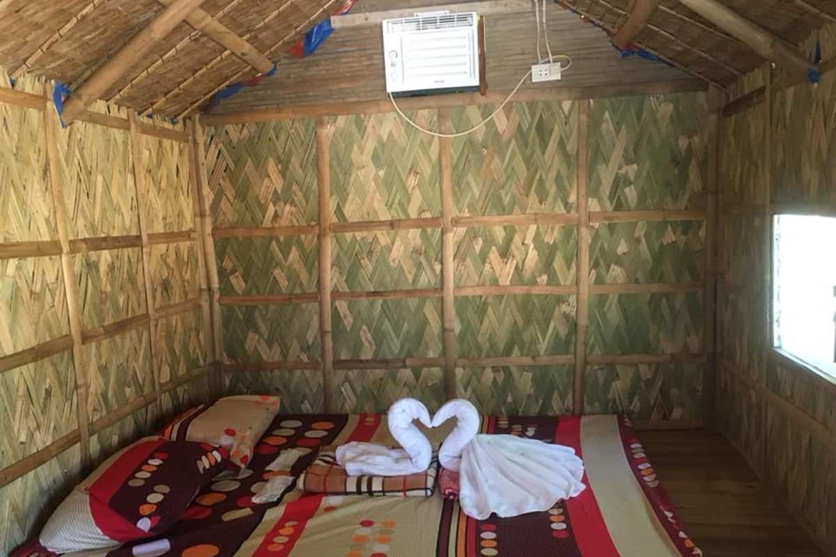 Kubo (Aircon) | Desk, bed sheets