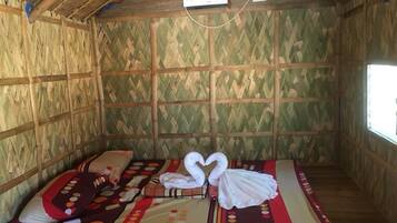Kubo (Aircon) | Desk, bed sheets