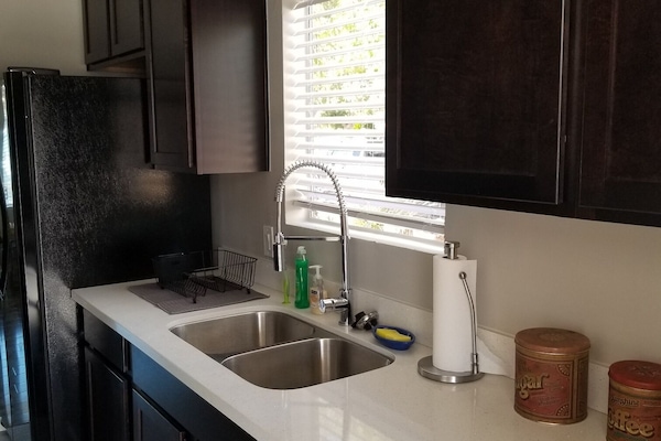 Een koelkast, een microgolfoven, een oven, een kookplaat