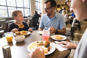 Free daily buffet breakfast  - Staybridge Suites Wisconsin Dells - Lake Delton by IHG (Wisconsin Dells)