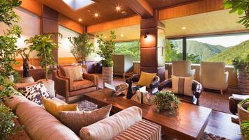 Área de estar no saguão