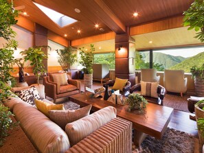 Lobby sitting area - Bar Hotel Hakone Kazan (Hakone)