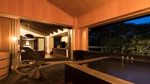 Et moderne spa-område med jacuzzi, siddepladser og udsigt til det fri.