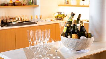 Café da manhã com buffet grátis todos os dias