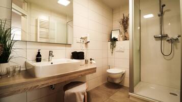 Doppelzimmer | Badezimmer | Dusche, kostenlose Toilettenartikel, Haartrockner, Handtücher
