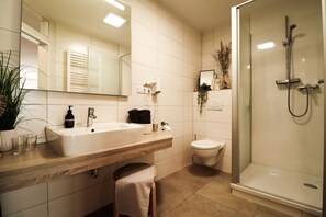 Quarto casal | Banheiro | Chuveiro, produtos de toalete grátis, secador de cabelo 