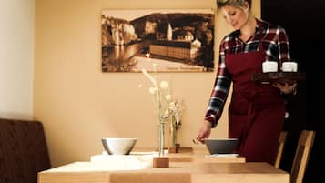 Dagelijks ontbijt met lokale gerechten (EUR 8 per persoon)