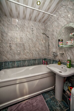 Apartment, Nichtraucher | Badezimmer | Duschwanne, kostenlose Toilettenartikel, Haartrockner, Handtücher