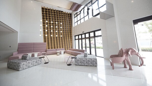 A modern lobby with a seating area, a decorative wall, and large windows. - Zhongjian Rui Beiting hotel apartment (Shanghai)