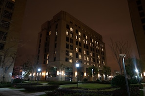 Fachada del alojamiento - Noche