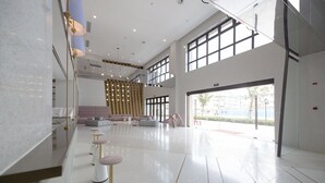 A spacious lobby with a high ceiling, large windows, and modern furnishings. - Zhongjian Rui Beiting hotel apartment (Shanghai)