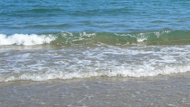 A beach with clear blue water and gentle waves. - Hotel Major (Cervia)