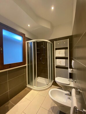 Dusche, kostenlose Toilettenartikel, Haartrockner, Bidet