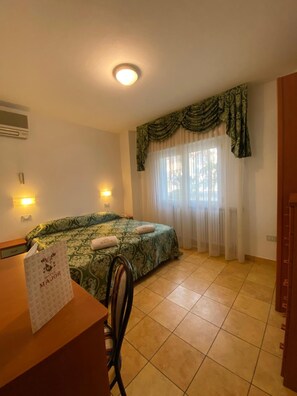 خزنة داخل الغرفة ومكتب وأسرّة أطفال/رضّع (مجانًا) وواي فاي مجانًا