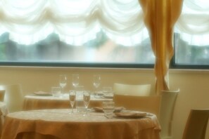 Breakfast, lunch, dinner served; local cuisine, garden views  - Hotel Major (Cervia)