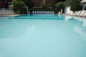 Außenpool (je nach Saison geöffnet), Sonnenschirme, Liegestühle