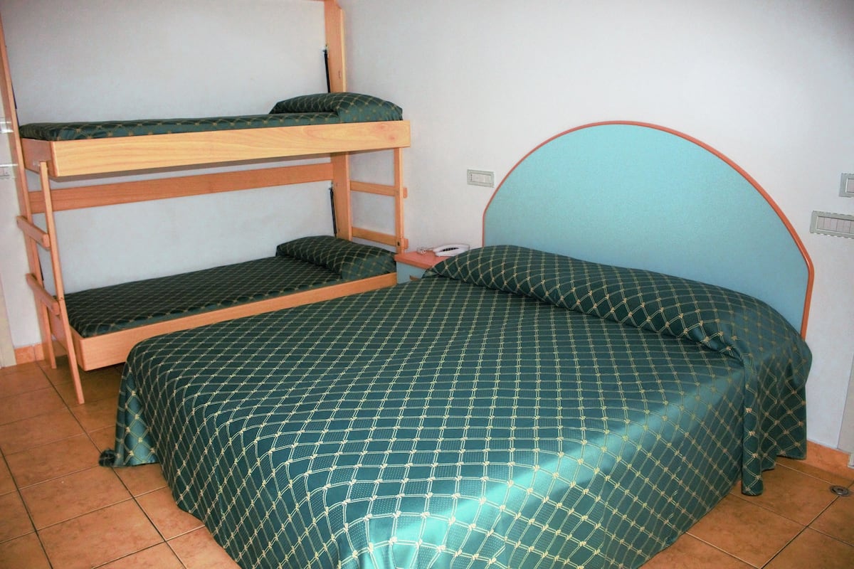 Habitación clásica, con acceso para personas discapacitadas, vista al jardín | Caja de seguridad en la habitación, escritorio y cunas gratuitas