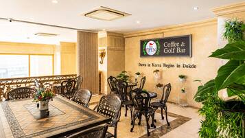 Un bar de café y golf con un letrero que dice 'Amanecer en Corea comienza en Dokdo'.