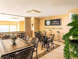 Un bar de café y golf con un letrero que dice 'Amanecer en Corea comienza en Dokdo'.