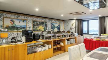 Morgenmadsbuffet hver dag (6 USD pr. person)