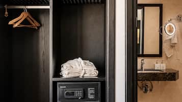 Un armario vestidor con una percha, un microondas y un mueble de almacenamiento.