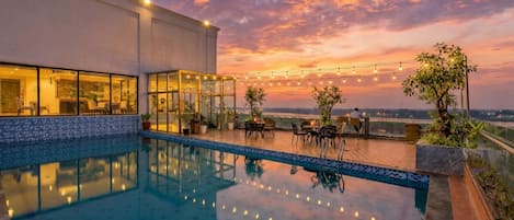 สระว่ายน้ำกลางแจ้ง