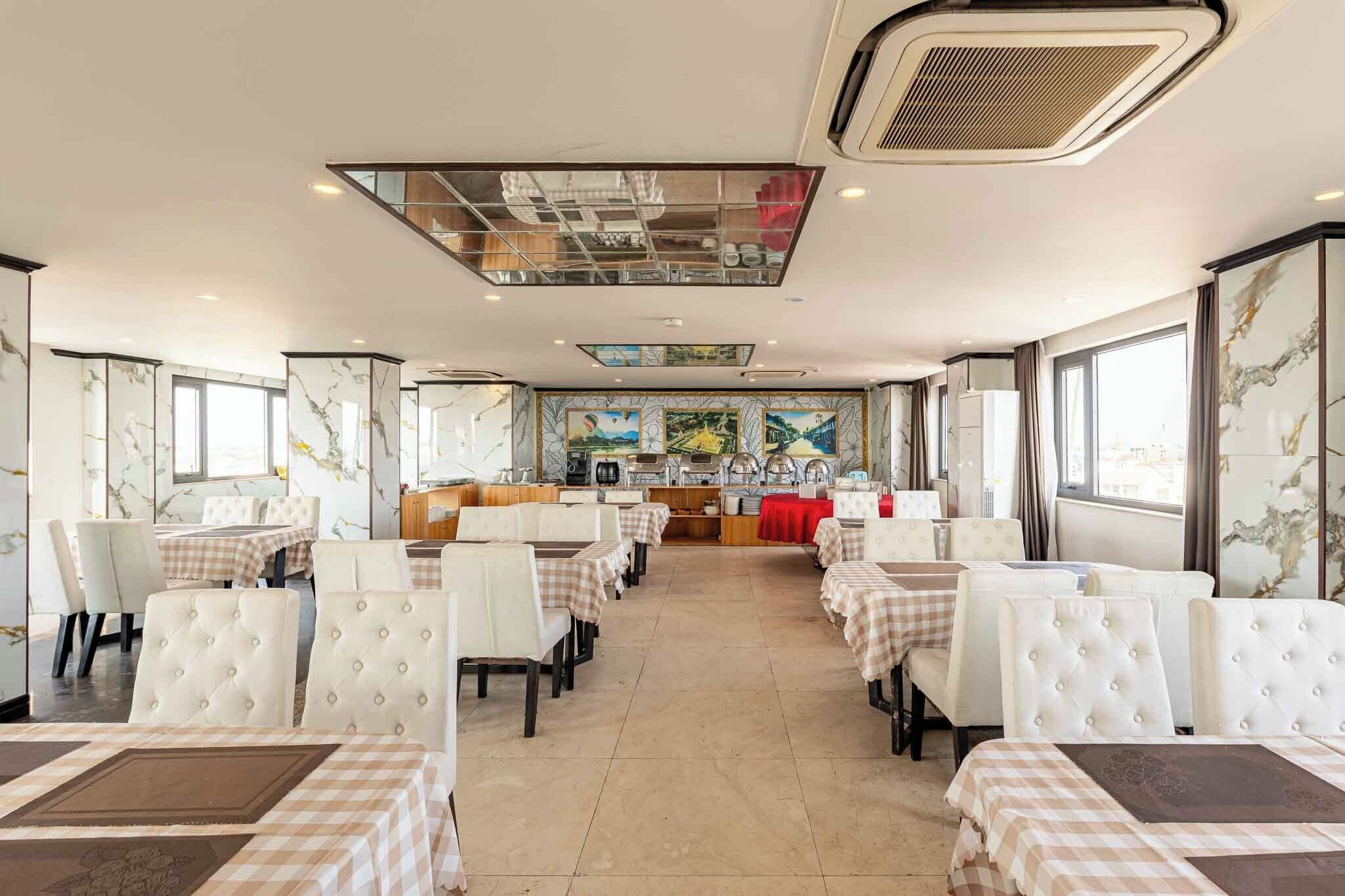 供应早餐、午餐和晚餐，地方菜