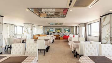 Frukost och lunch serveras, njut av de goda smakerna från lokala rätter.