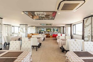 供应早餐、午餐和晚餐，地方菜