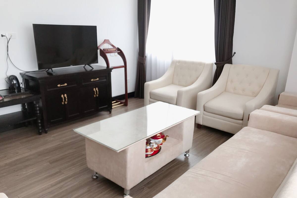 Suite with Balcony  | 거실 | 평면 TV