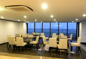 Se sirven desayunos, almuerzos y cenas; cocina local