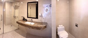 高级三 人房 | 浴室 | 淋浴设施、吹风机、浴袍、毛巾