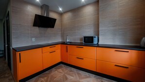 Apartment | Private kitchenette | Coffee/tea maker, full-sized fridge, microwave, oven - Arendagrad Apartments Novo-Chernushensky (Smolensk)