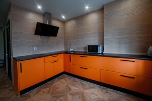 Departamento | Cocineta privada | Refrigerador con congelador, microondas, horno y parrilla de estufa 