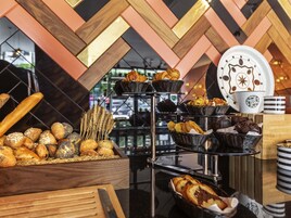 Se ofrece un desayuno bufé todos los días (por un coste adicional)