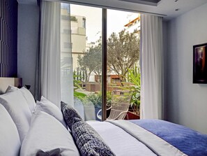 Cofres nos quartos, escrivaninha, quartos à prova de som