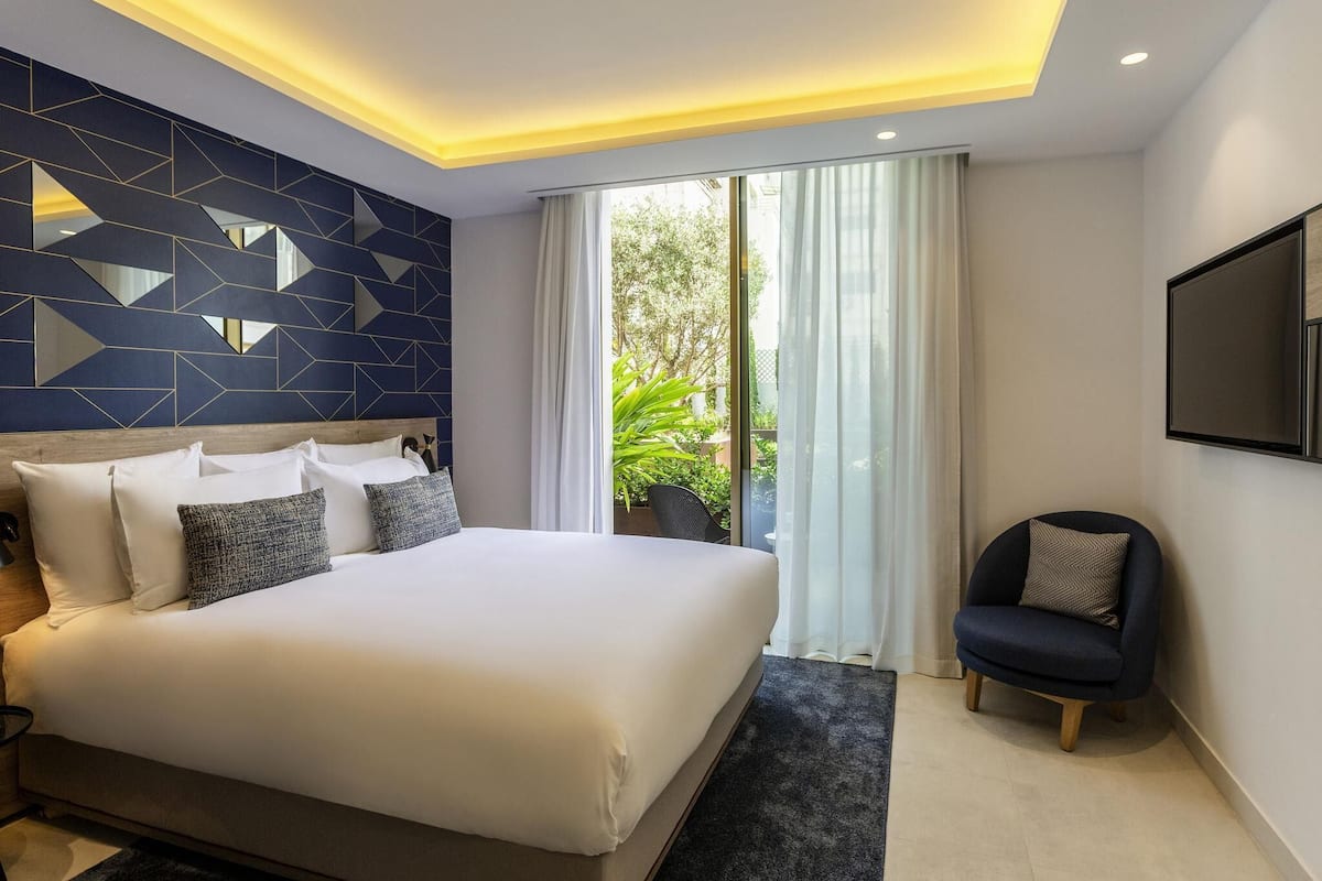 In-room safe, desk, soundproofing, free WiFi