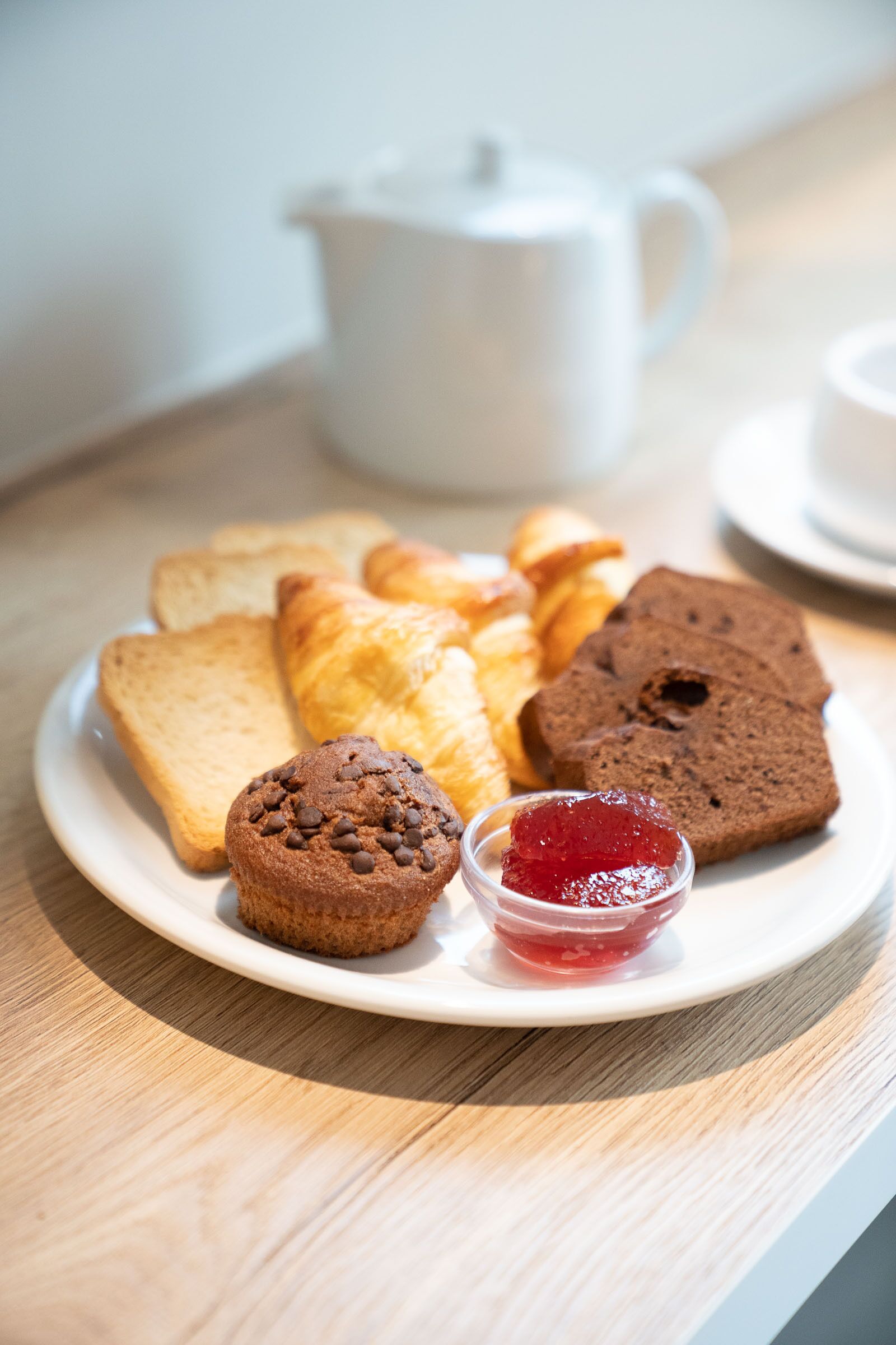 daily cooked-to-order breakfast (eur 9 per person)