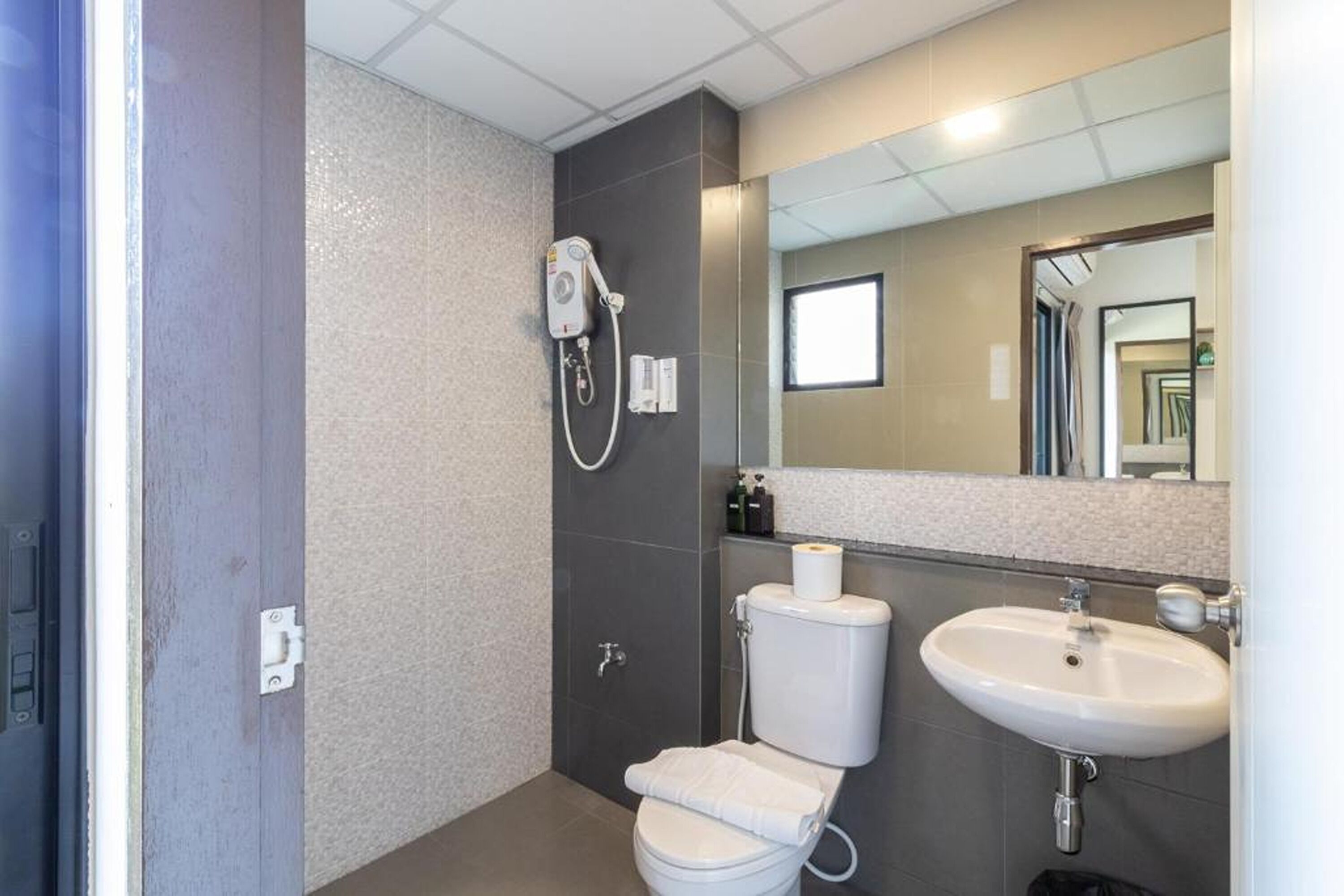 shower, free toiletries, towels