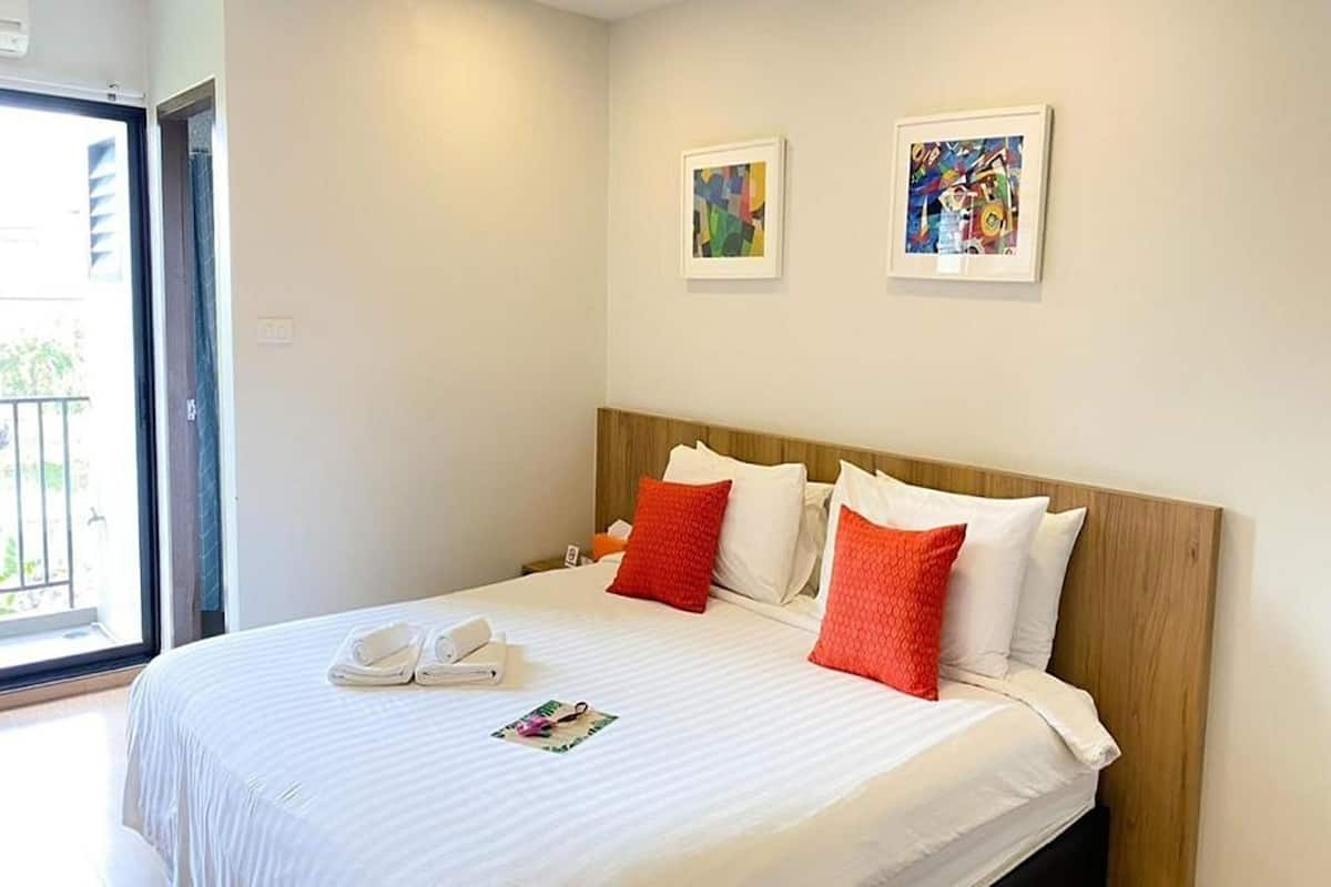 Quarto luxo, 1 cama Queen, vista para a cidade | 1 quarto, escrivaninha, cortinas blackout, Wi-Fi de cortesia