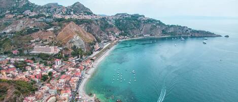 Nær stranden og strandhåndklær