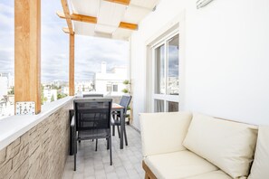 Outdoor dining - My Place @ Faro Ria Views (Faro)
