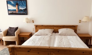 Habitación doble | Escritorio, tabla de planchar con plancha, wifi gratis y ropa de cama 