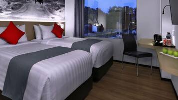 1 bedroom, desk, bed sheets