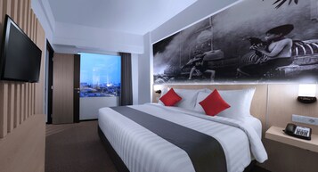 Suite Room | Desk, bed sheets