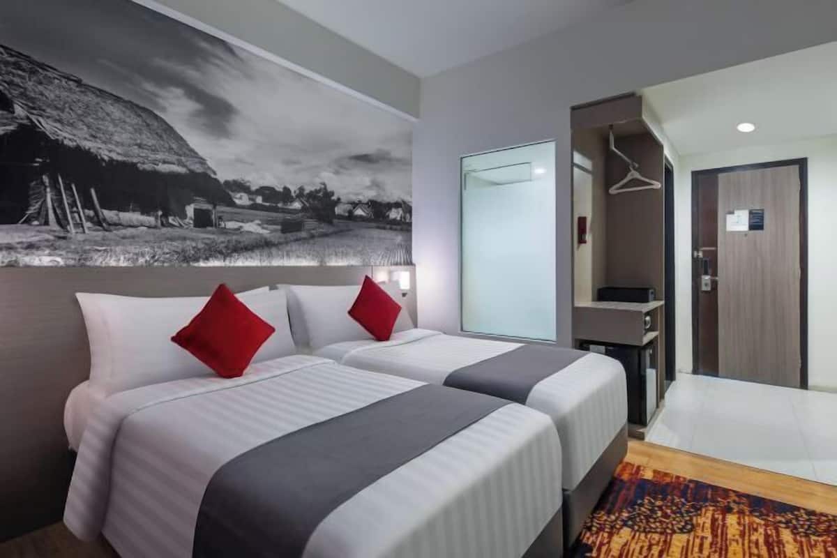 1 bedroom, desk, bed sheets